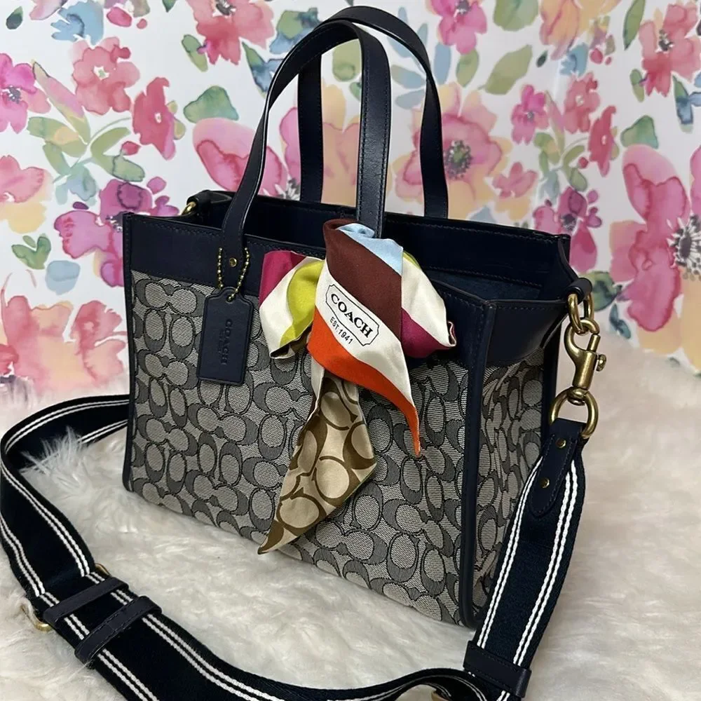 💯Authentic Coach Tote Monogram Handbag🍀